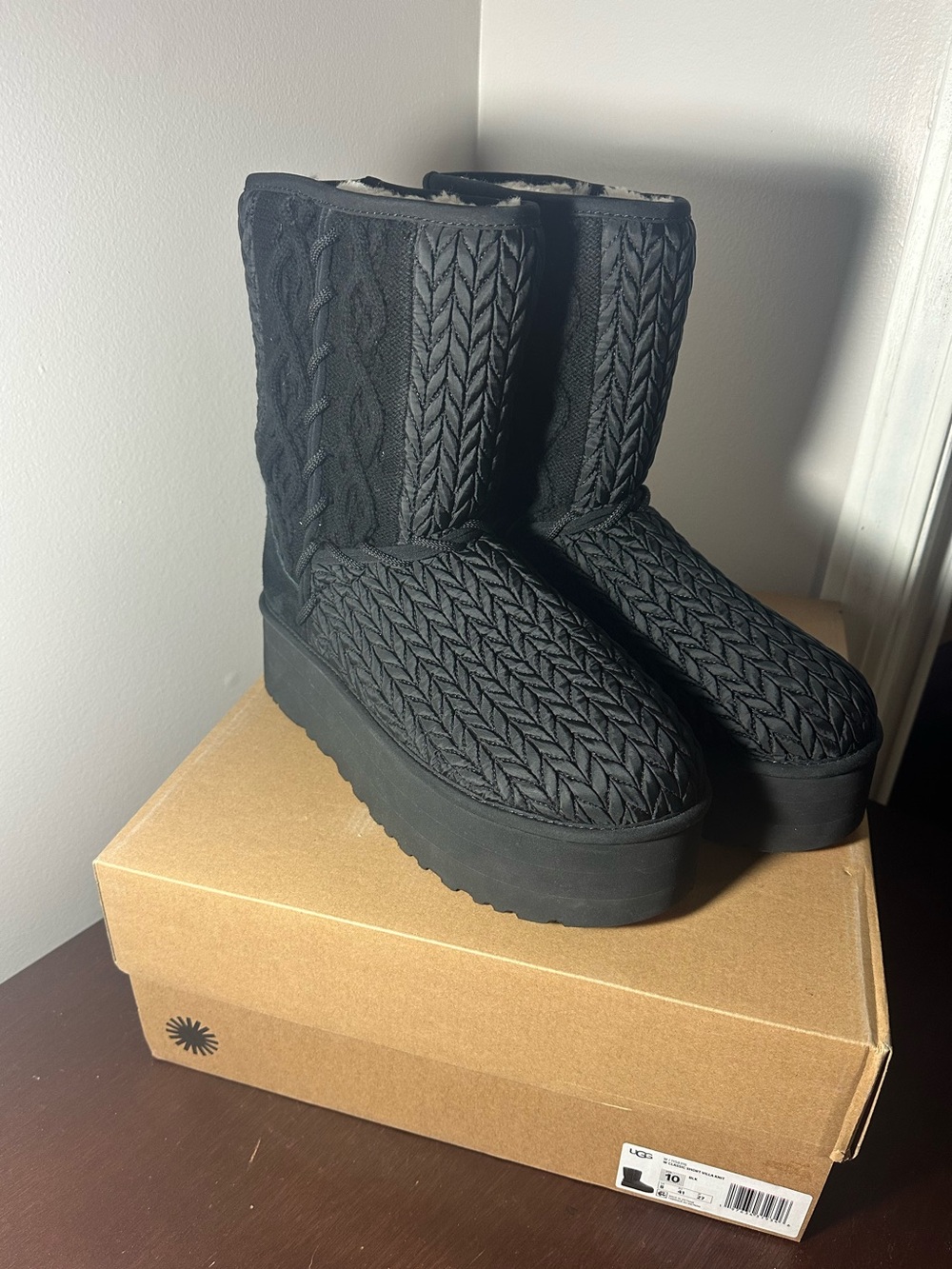 Ugg Classic Short Villa Knit Fleece Boots Women’s Size 10 Black